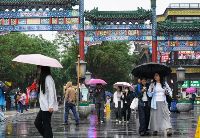游客雨中游中轴