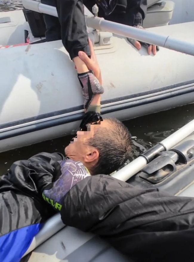 男子坠入松花江 钓友驾驶橡皮艇救援