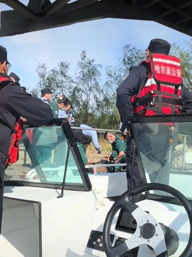 男子坠入松花江 钓友驾驶橡皮艇救援 7分钟生死营救
