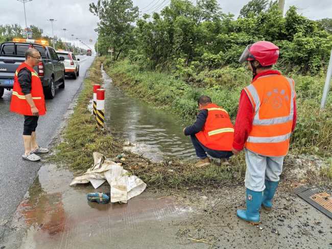 湖北暴雨引发两起公路灾毁事件 交通部门积极应对