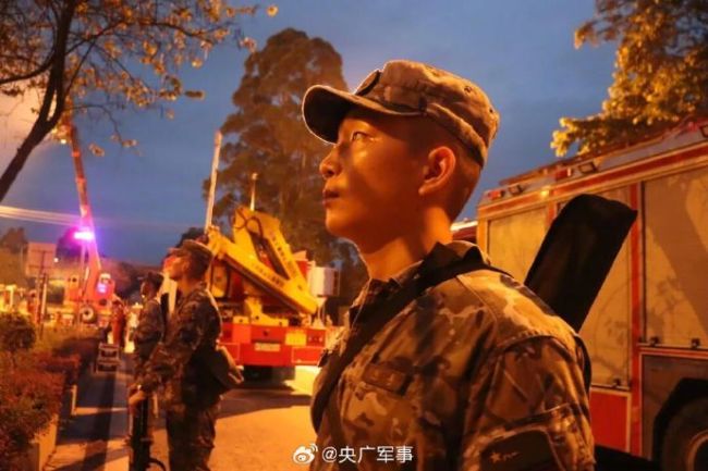 广西柳州地震后武警官兵紧急驰援
