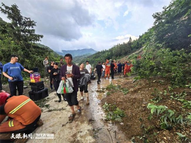 航拍贵州贵定铁锁岩村滑坡现场